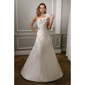 Stilvolles sexy legeres Brautkleid mit asymmetrischen Ärmeln