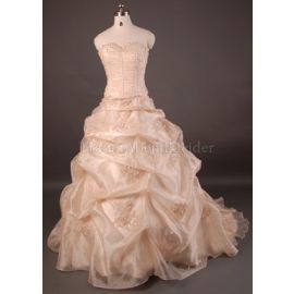 Perlenbesetztes ärmellos romantisches Brautkleid mit Pick-Ups