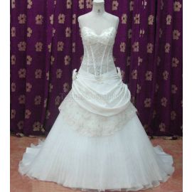 Prinzessin romantisches Brautkleid mit gekerbten Ausschnitt mit Kapelle Schleppe