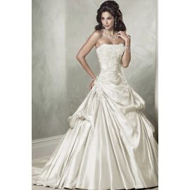 Klassisches luxus Brautkleid mit Applike mit Kathedraler Schleppe