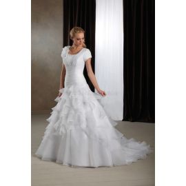 Klassisches bodenlanges Brautkleid mit tiefer Taille mit Sweep zug