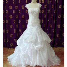 Gerüschtes bodenlanges sexy Brautkleid mit Kapelle Schleppe