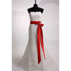 Elegantes bodenlanges formelles Brautkleid mit Gürtel