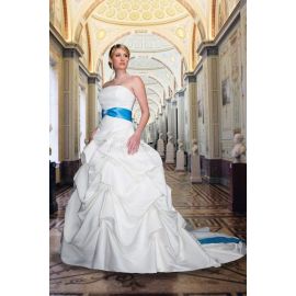 Bodenlanges bezauberndes Brautkleid mit Kathedraler Schleppe aus Satin
