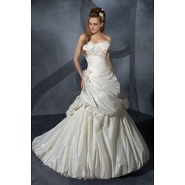 Romantisches bodenlanges Brautkleid ohne Ärmeln mit Blase Saum