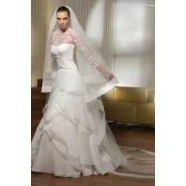 Trägerlos romantisches Brautkleid mit Schichtungen mit Falte Mieder